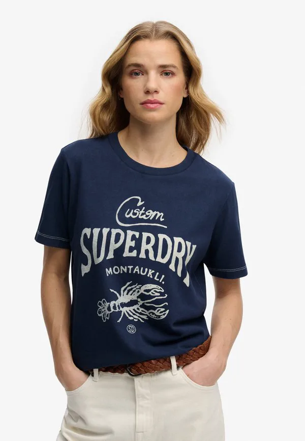 

Футболка с принтом «наследие хэмптонс» Superdry & Co, Richest Navy, Синий, Футболка с принтом «наследие хэмптонс» Superdry & Co, Richest Navy