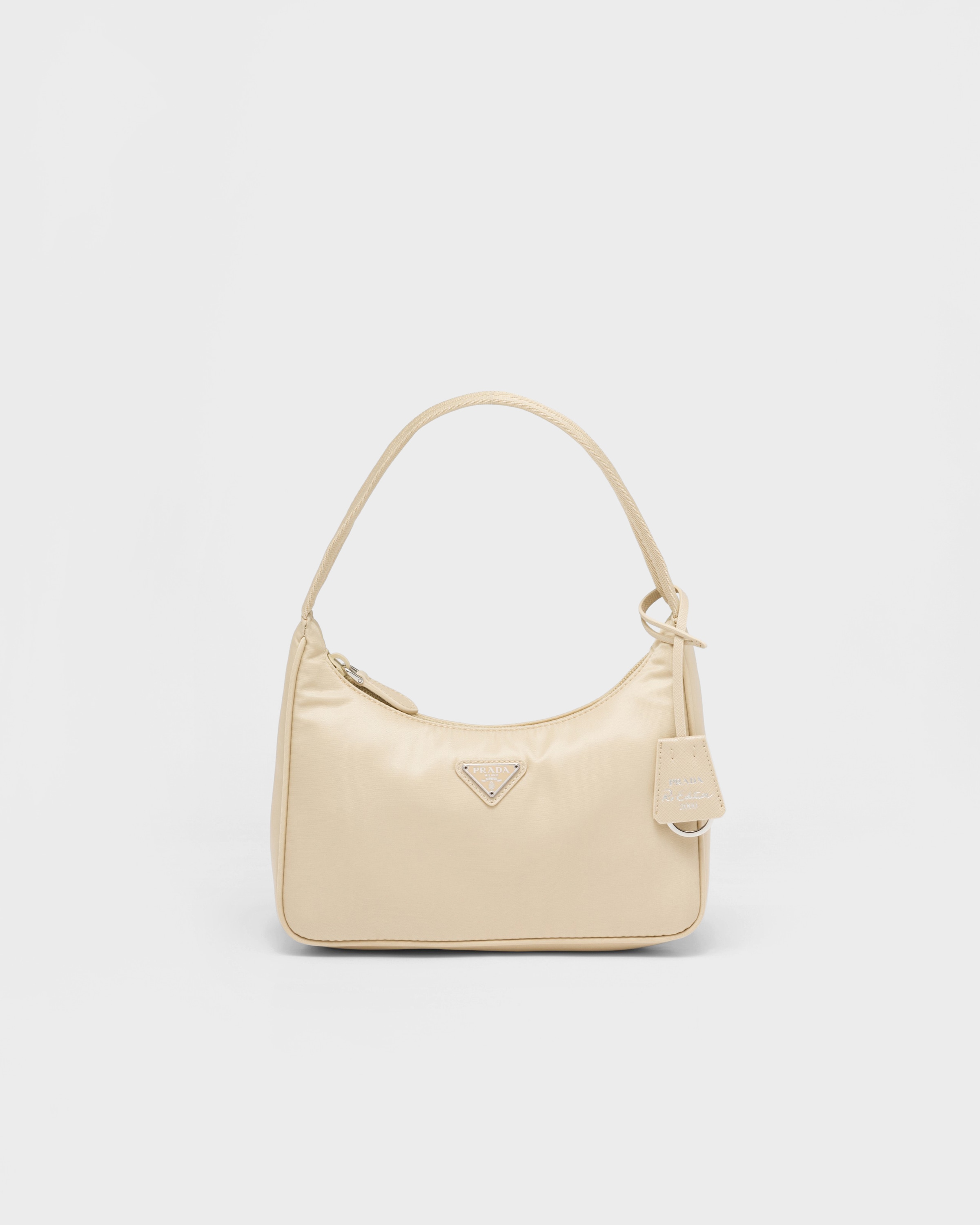 

Мини-сумка Prada Re-Edition 2000 из переработанного нейлона, бежевый