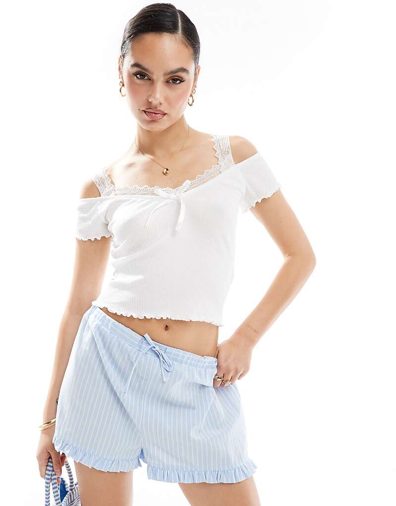 

Белый топ с короткими рукавами Miss Selfridge = с кружевной вставкой
