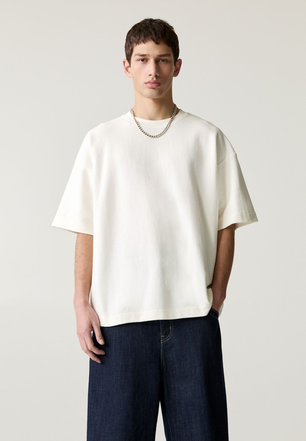 

Базовая футболка TEXTURED SHORT SLEEVE PULL&BEAR, слоновая кость