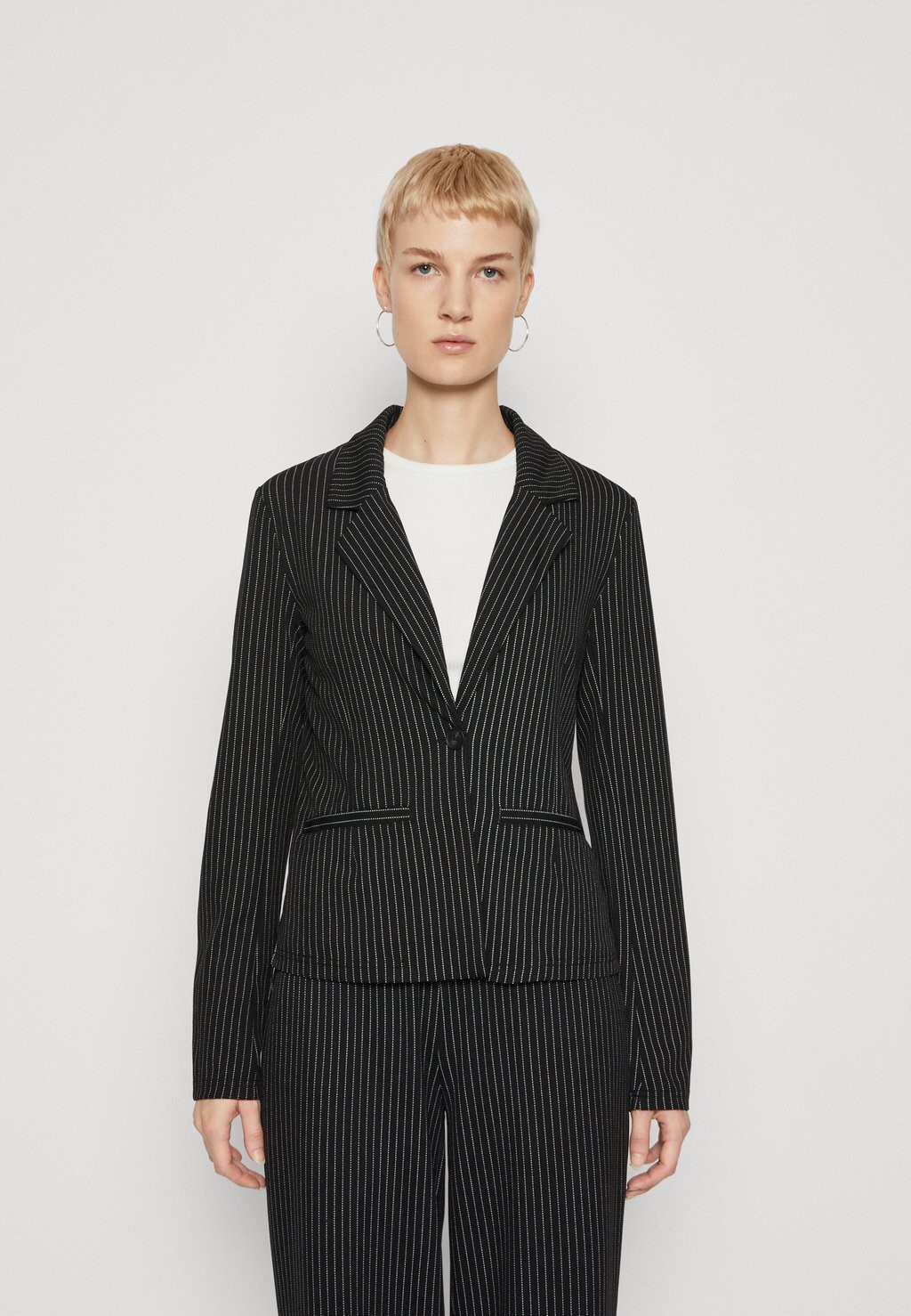 

Блейзер Vero Moda ВММОНИ, цвет black/white