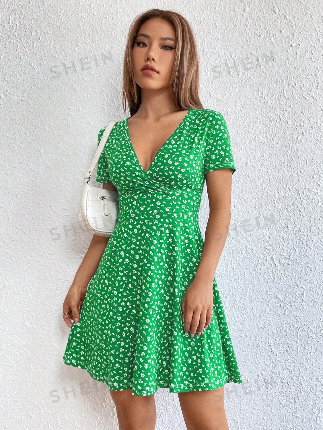 

Платье Shein Ezwear с глубоким v-образным вырезом, зеленый