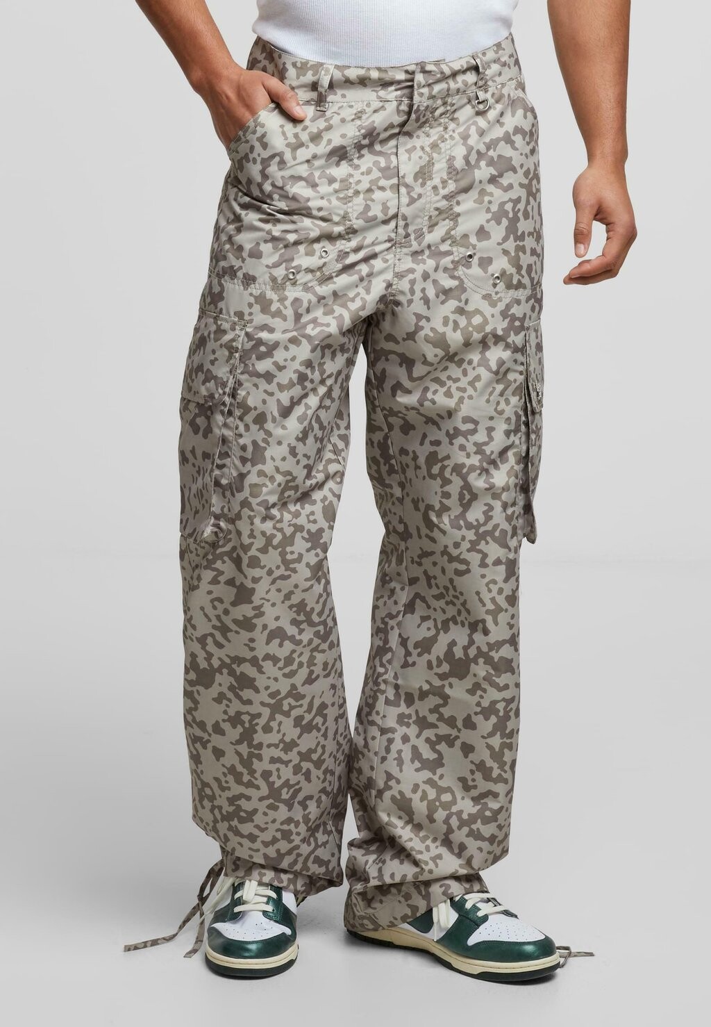 

Брюки карго CAMO PEQUS, серебристый