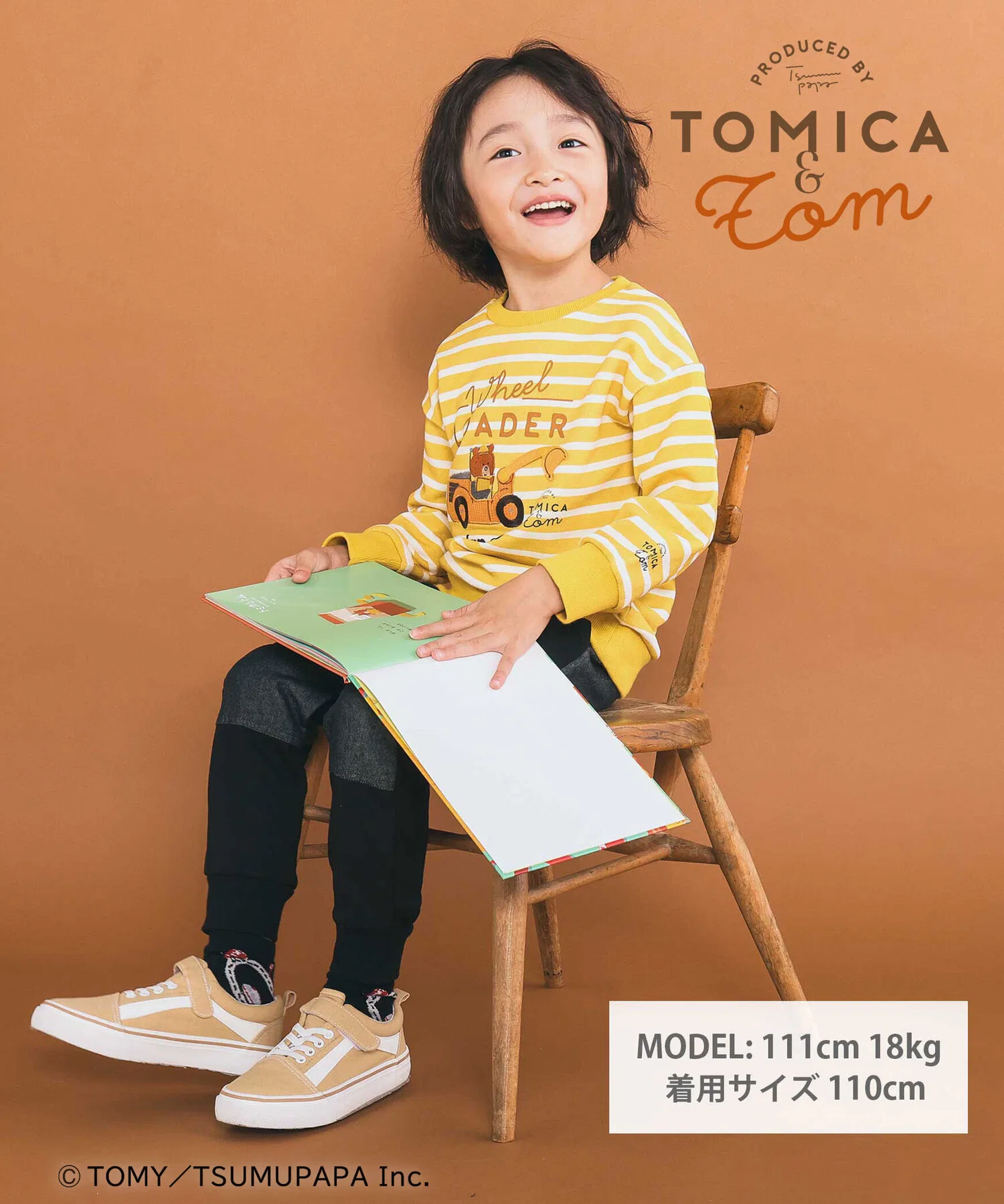 [Товар из коллаборации Tomica and Tom x SLAPSLIP] Игровая толстовка с изображением работающей техники: пожарной машины, колесного погрузчика и декоративных элементов (80-120 см) — фото 4