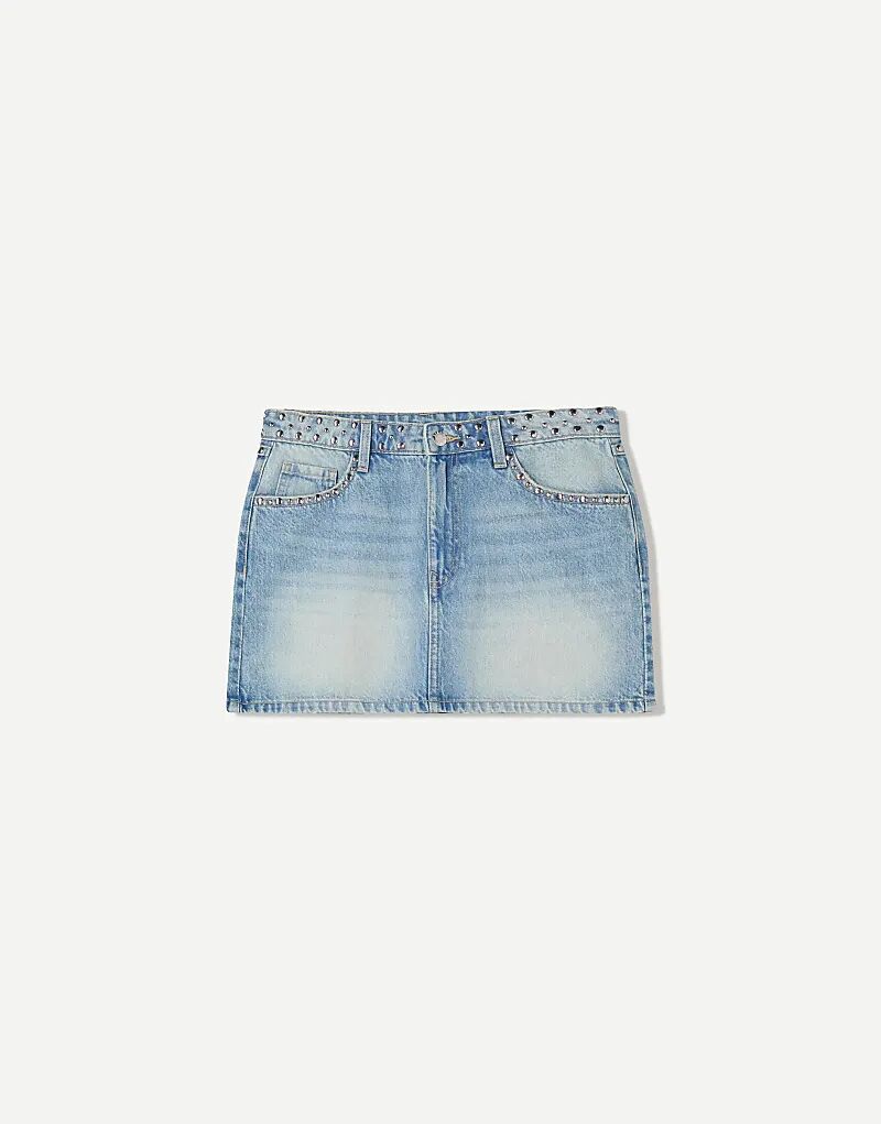 

Мини-юбка из денима Bershka с заклепками, средне-синего цвета