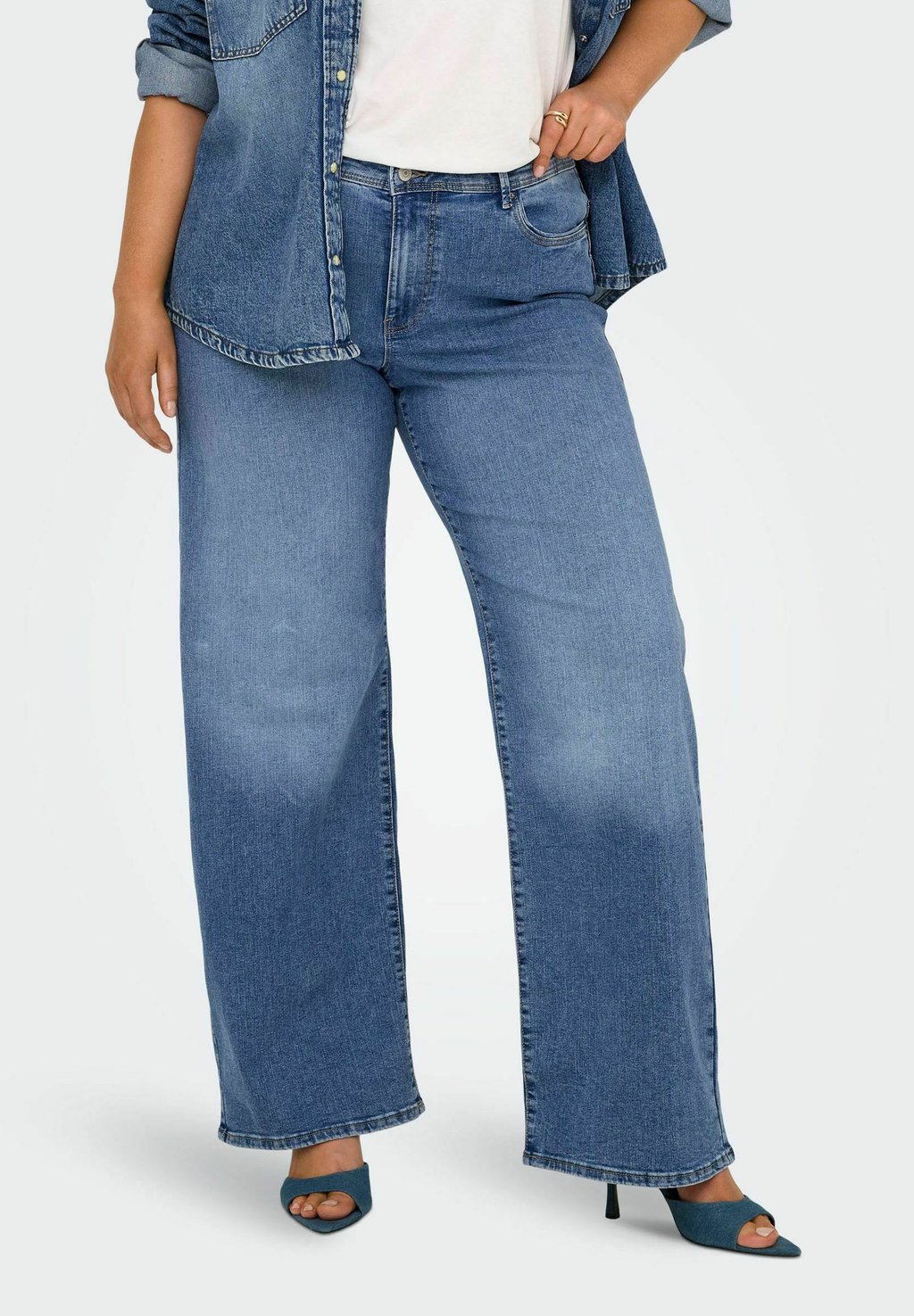 

Расклешенные джинсы ONLY Carmakoma, цвет Light Blue Denim
