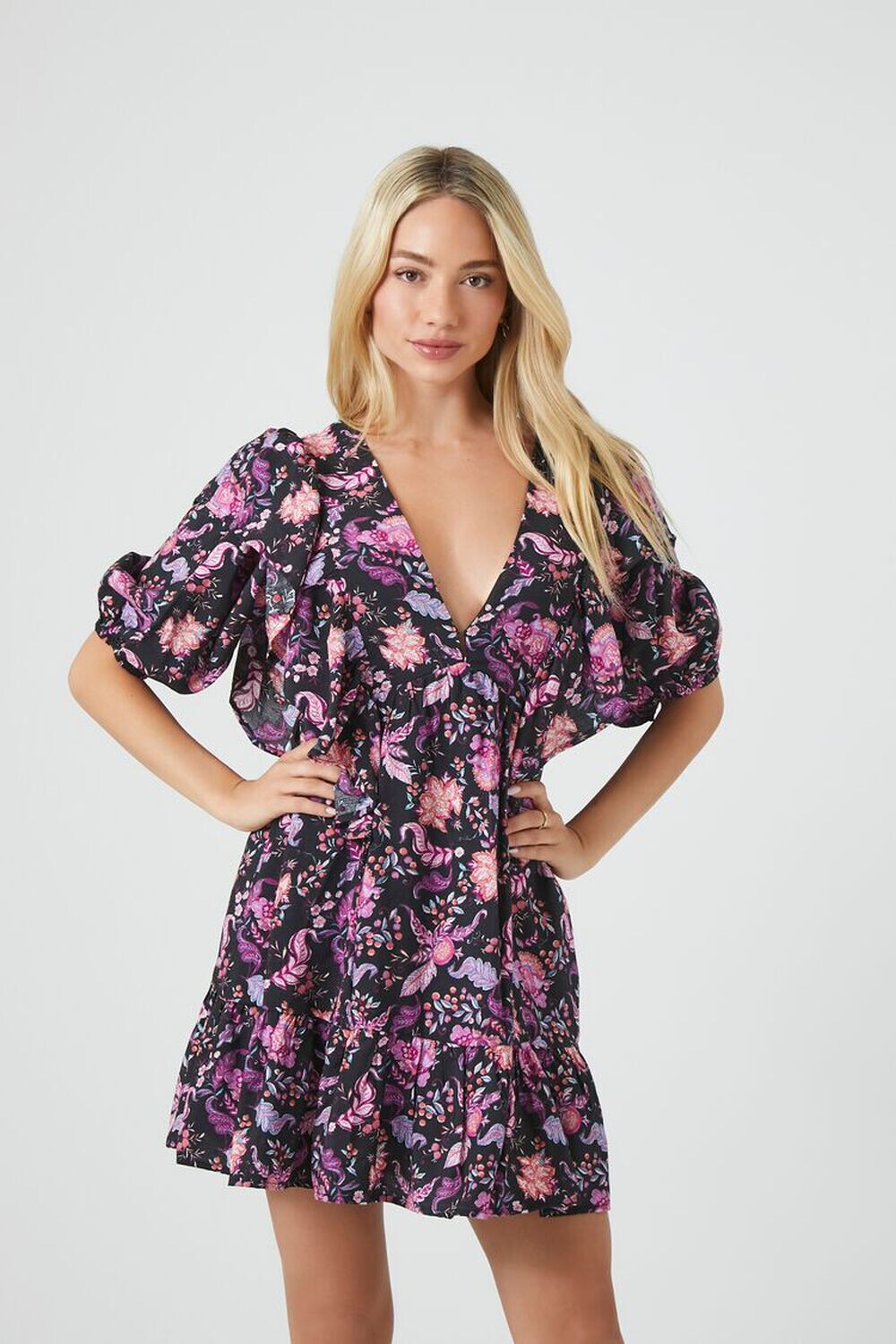 

Мини-платье с цветочным принтом Forever 21, черный