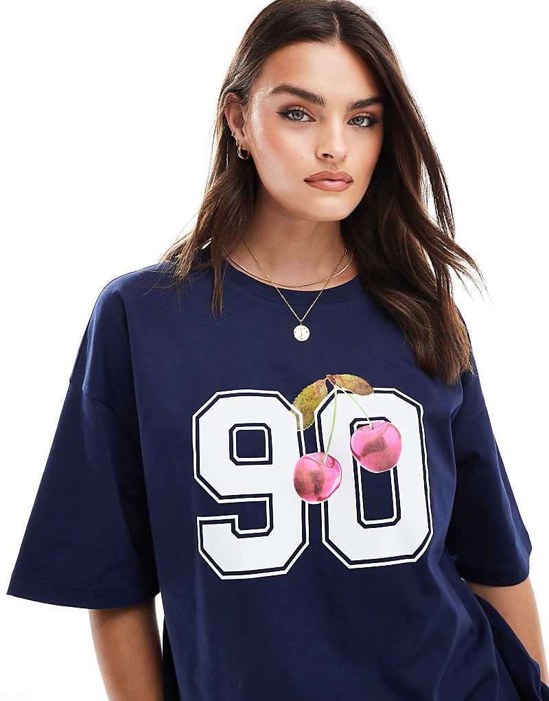 

Темно-синяя оверсайз-футболка с номером и вишневым принтом ASOS DESIGN