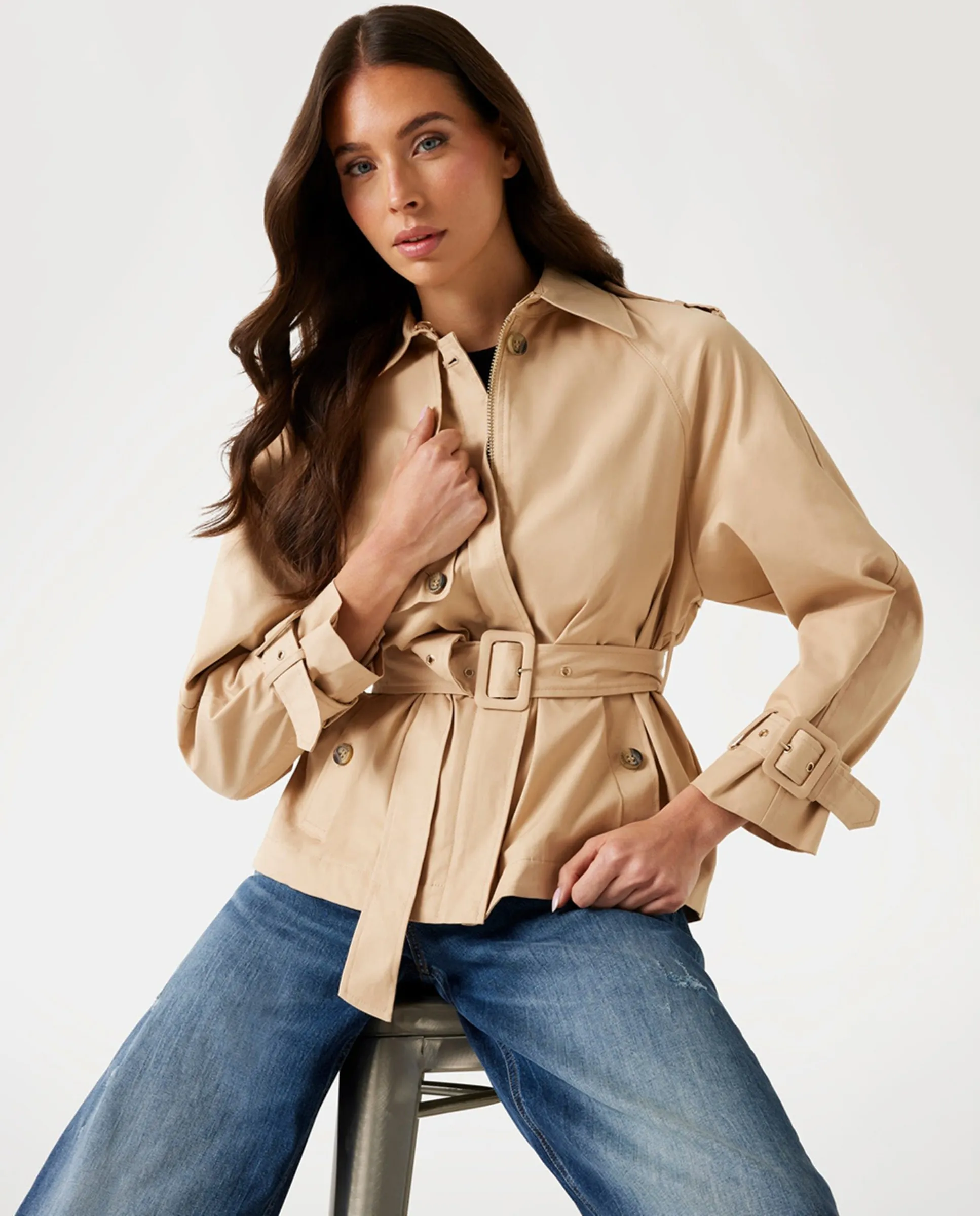 

Короткая женская габардиновая куртка Guess, песочный