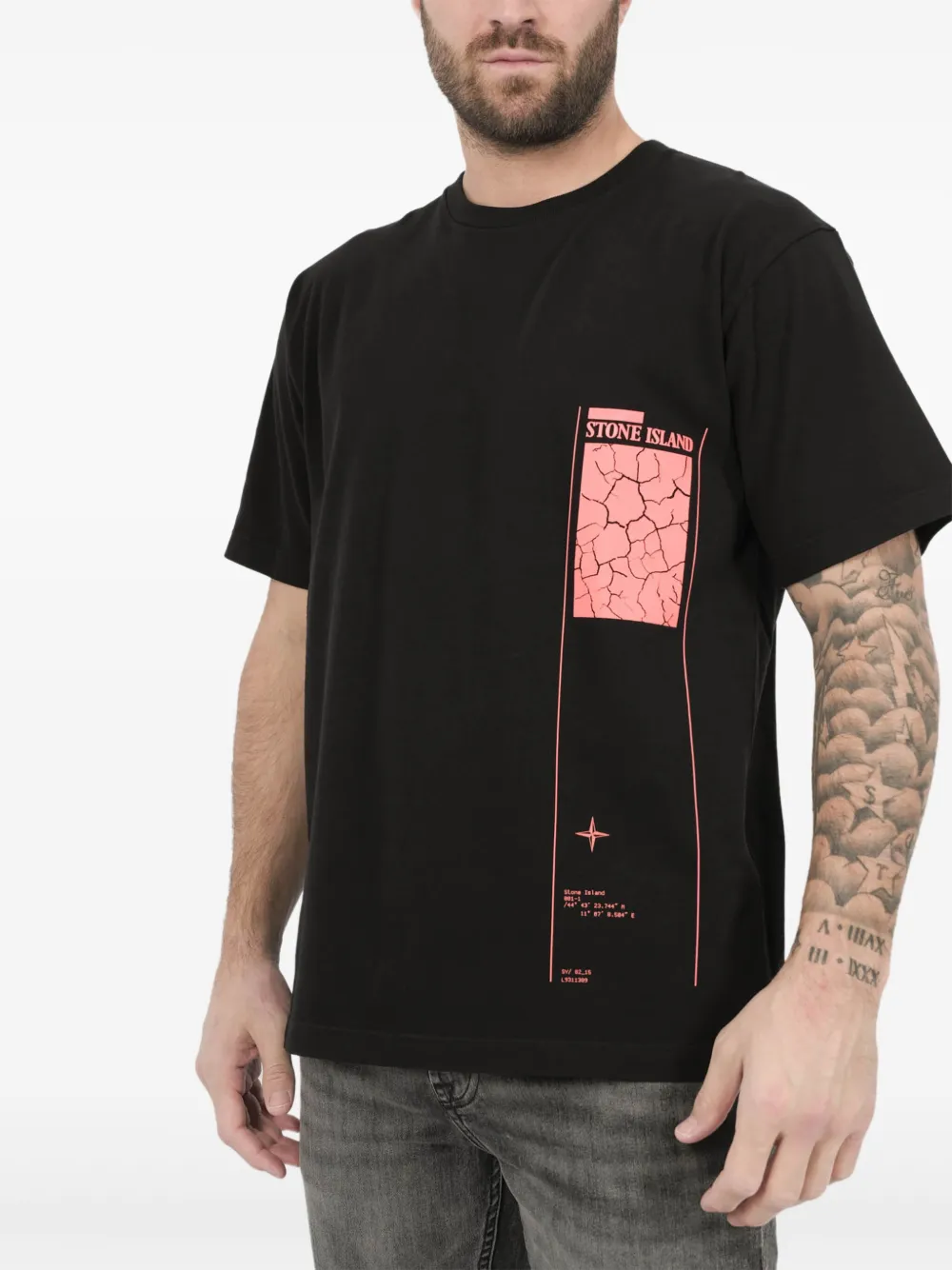

Футболка с графичным принтом Stone Island, черный