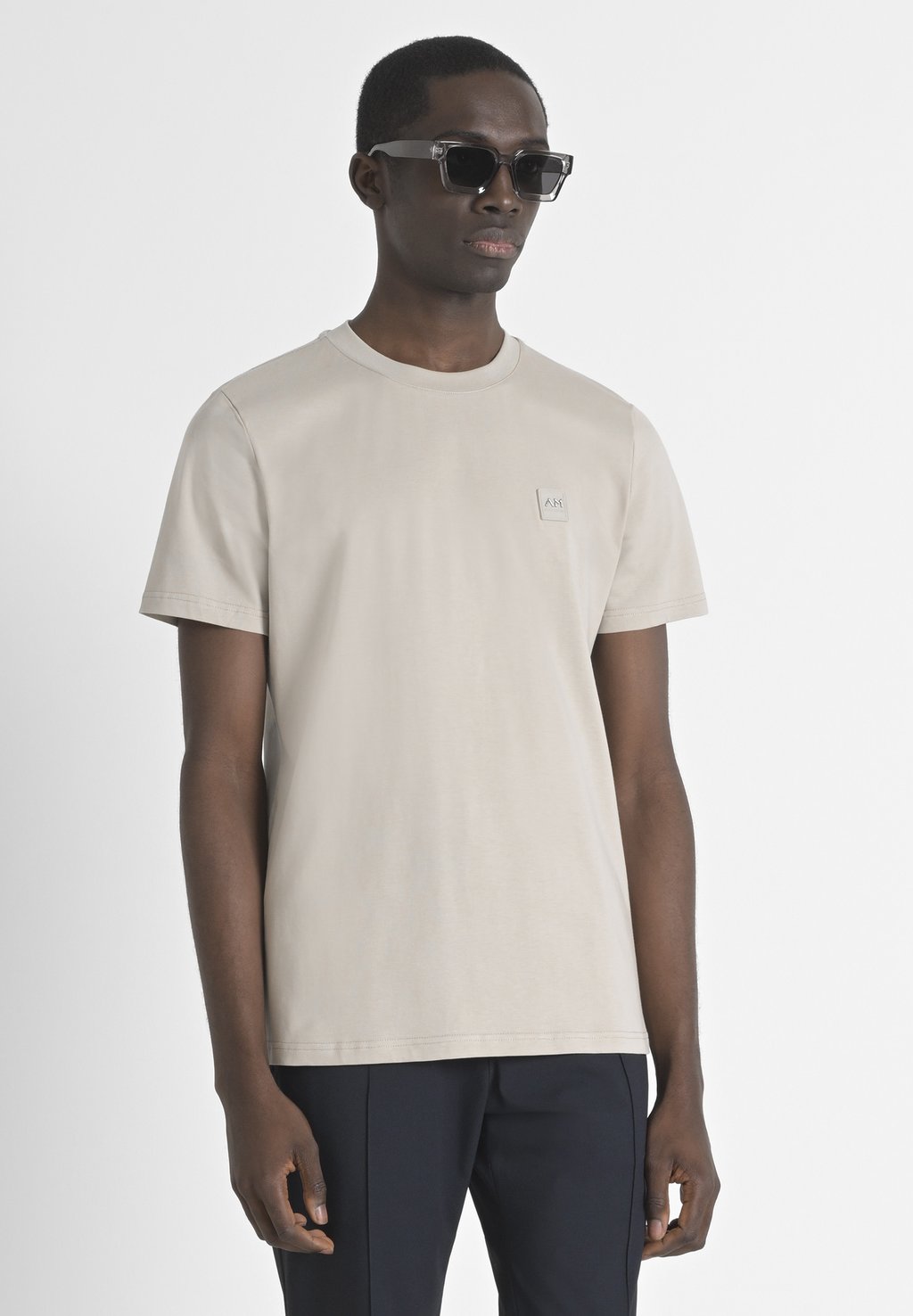 

Базовая футболка REGULAR FIT WITH LOGOED BADGE ON RUBBER PATCH Antony Morato, песочный