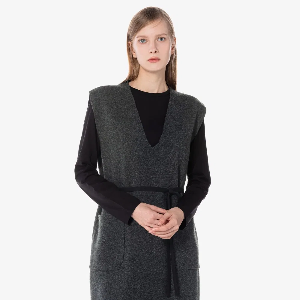 Платье Lacoste серое без рукавов с V-образным вырезом — фото 2