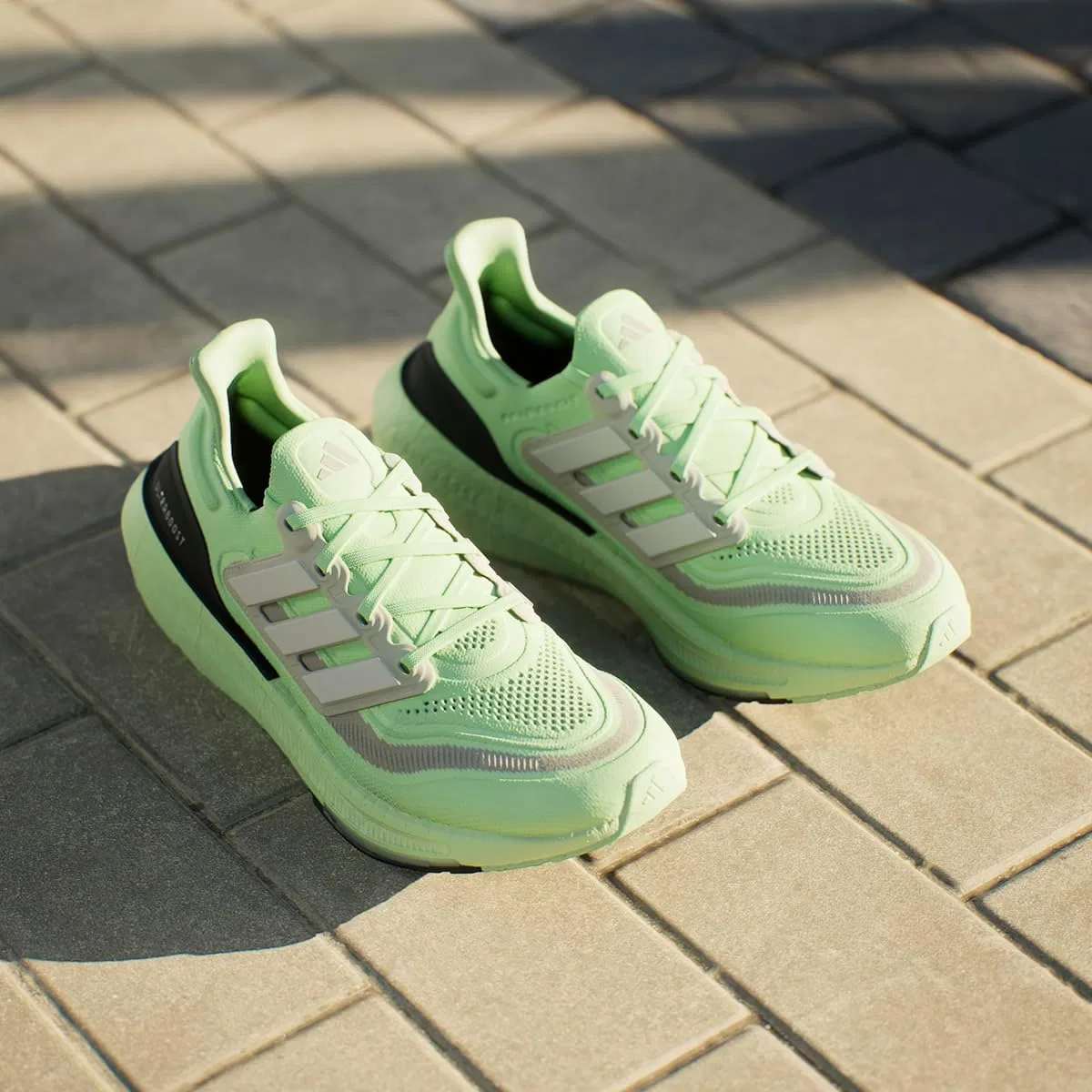 Мужские беговые кроссовки Adidas Ultraboost Light, Green — фото 3