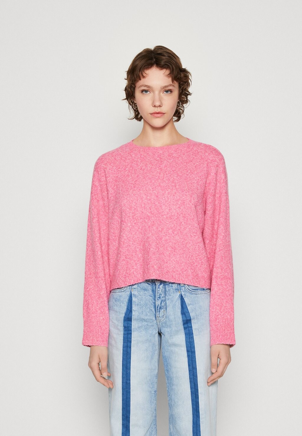 

Свитшот Vero Moda VMDOFWOOL BOXY, фуксия фиолетовый меланж