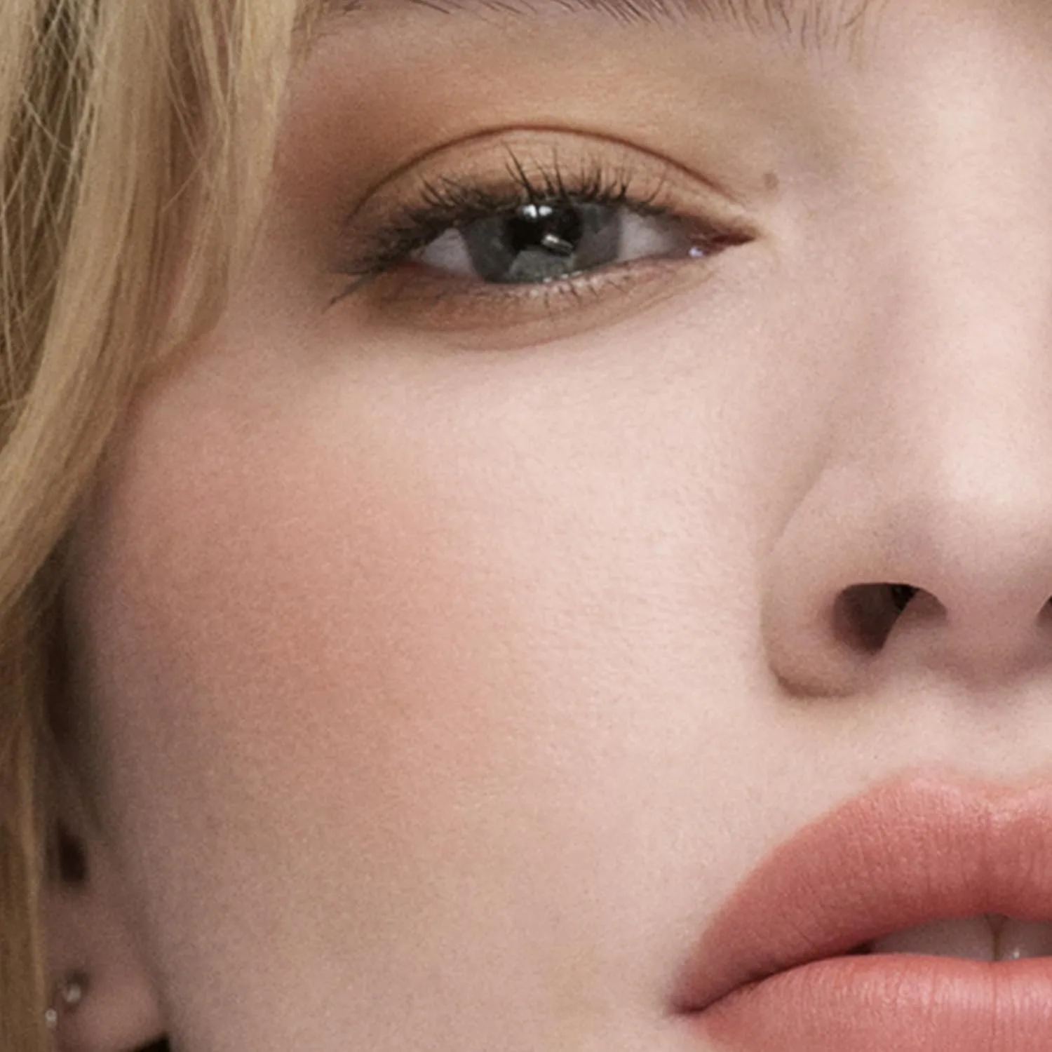 Румяна-пудра Estée Lauder The Sculpting Powder Blush с возможностью наслаивания | Стойкие, контурирующие и придающие объем, 0,25 унции, Magnetic Glow - A soft apricot with warm undertones — фото 2