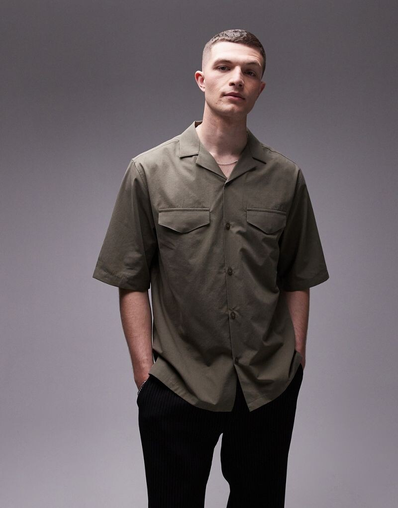 

Свободная рубашка цвета хаки с короткими рукавами и двойными карманами Topman