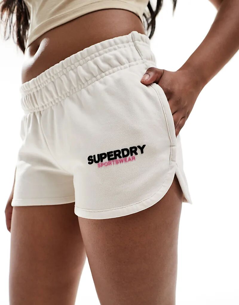 

Спортивные шорты-гонщики с логотипом цвета рисовый белый Superdry