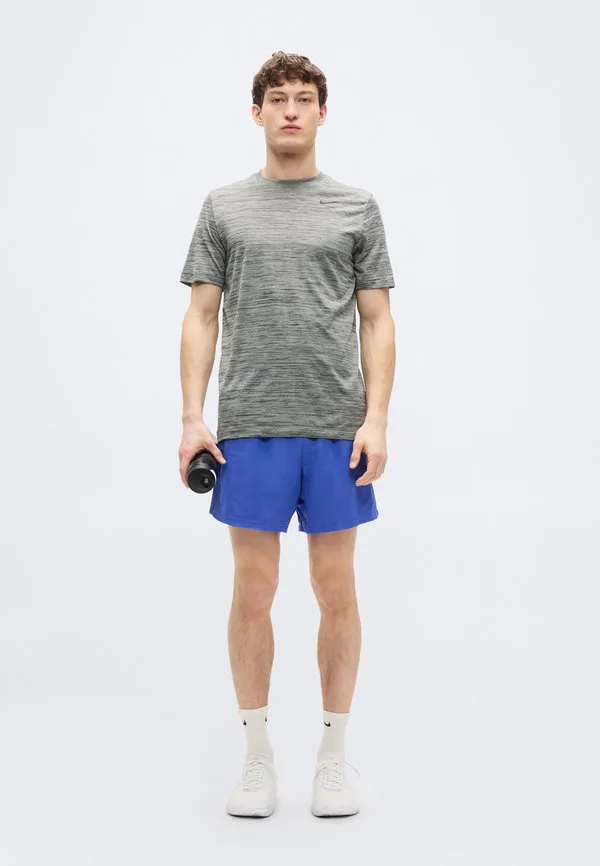 Новая спортивная футболка с отделкой из шпона. Nike Performance, Iron Grey/Pure/Black — фото 2