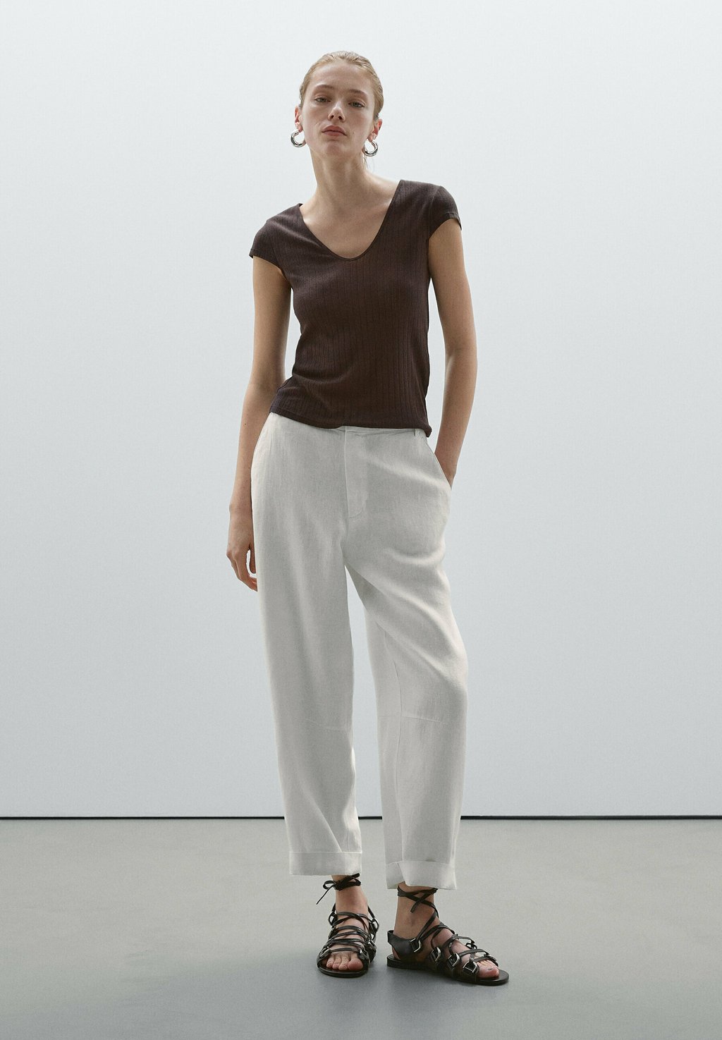 

Базовая футболка POINTELLE CUTWORK Massimo Dutti, цвет Mottled Dark Brown