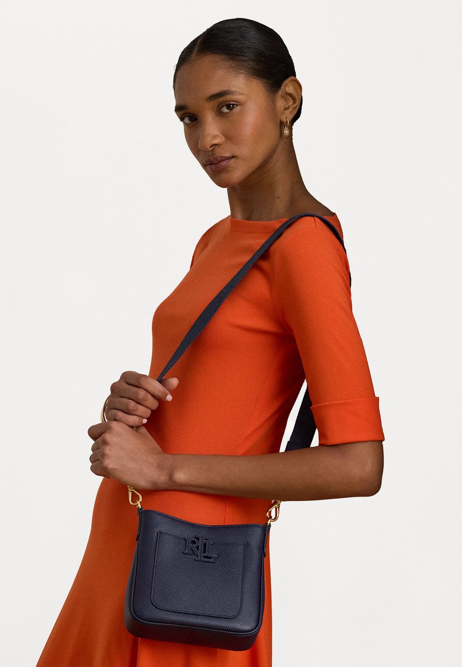 

Сумка кросс-боди Lauren Ralph Lauren PEBBLED LEATHER SMALL CAMERYN CROSSBODY, Refined Navy/Dark Blue