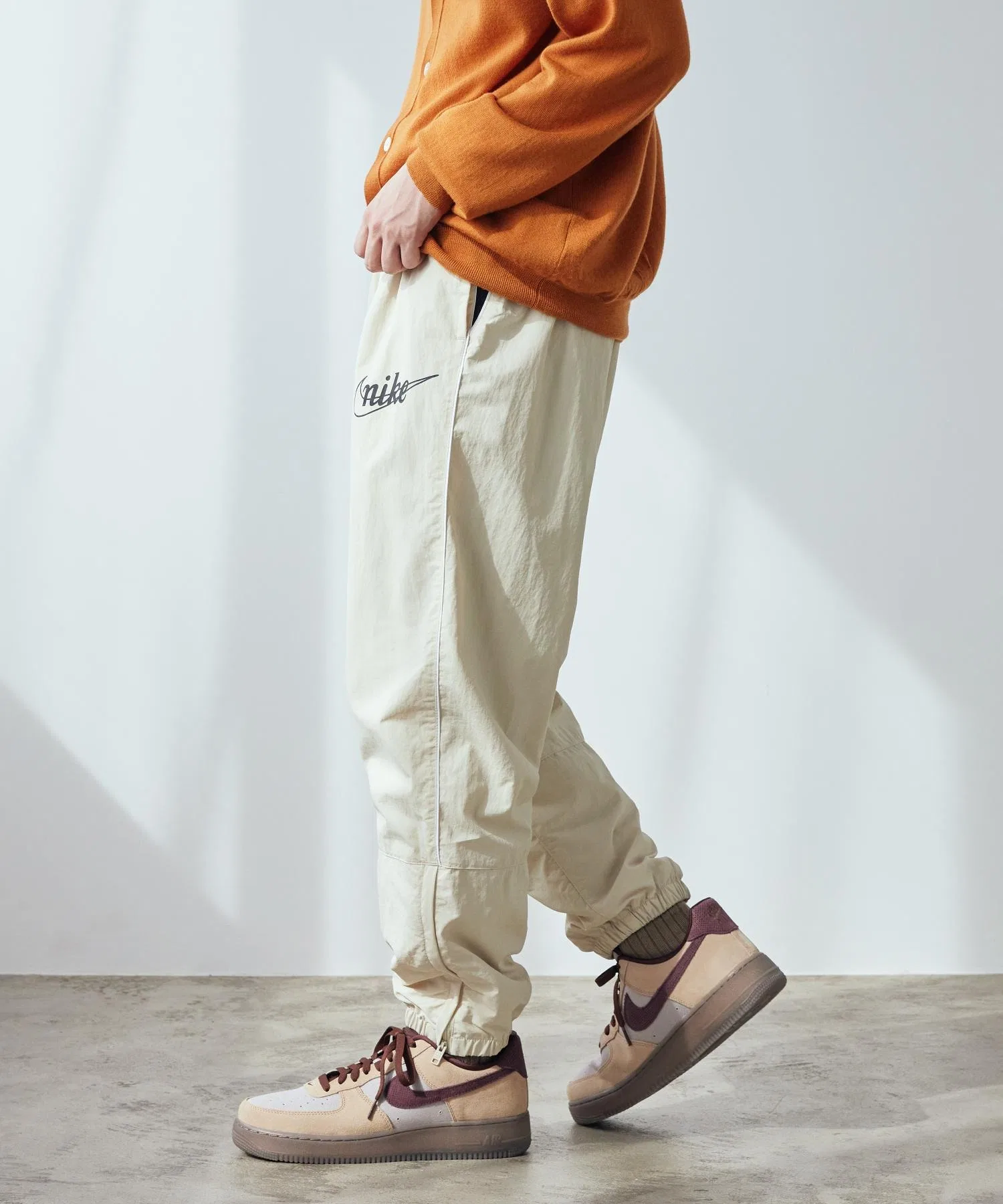 Мужские лёгкие брюки Nike Sportswear Club Light Khaki — фото 2