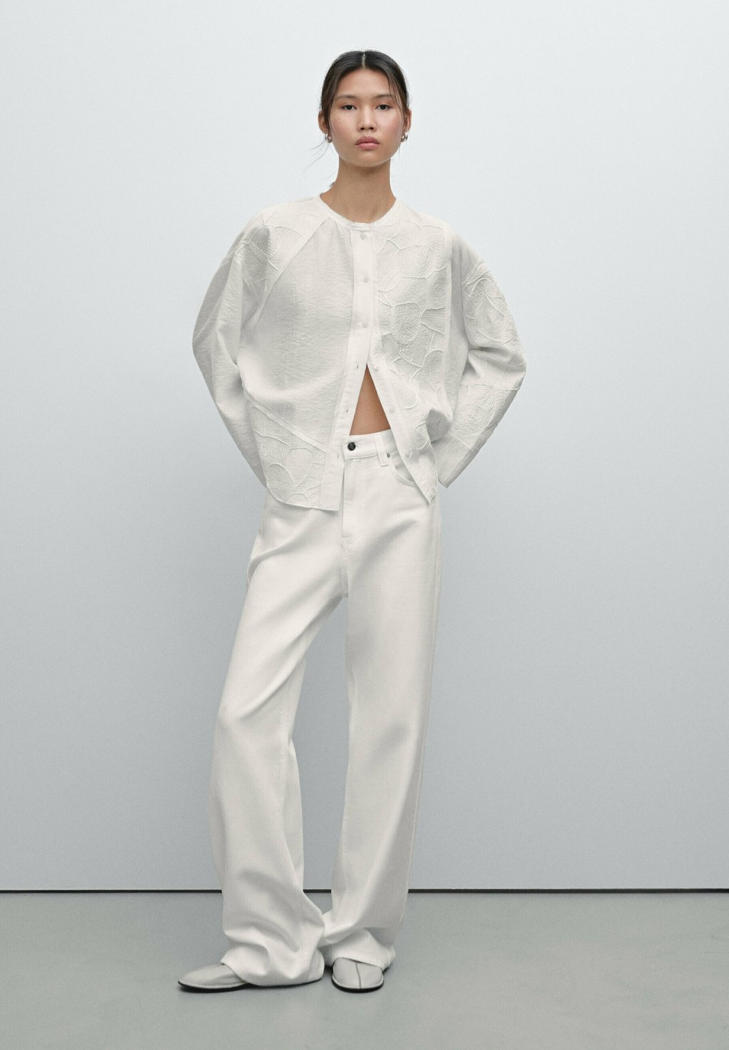 

Блузка на пуговицах FLOWING WITH EMBROIDERED DETAIL Massimo Dutti, белый