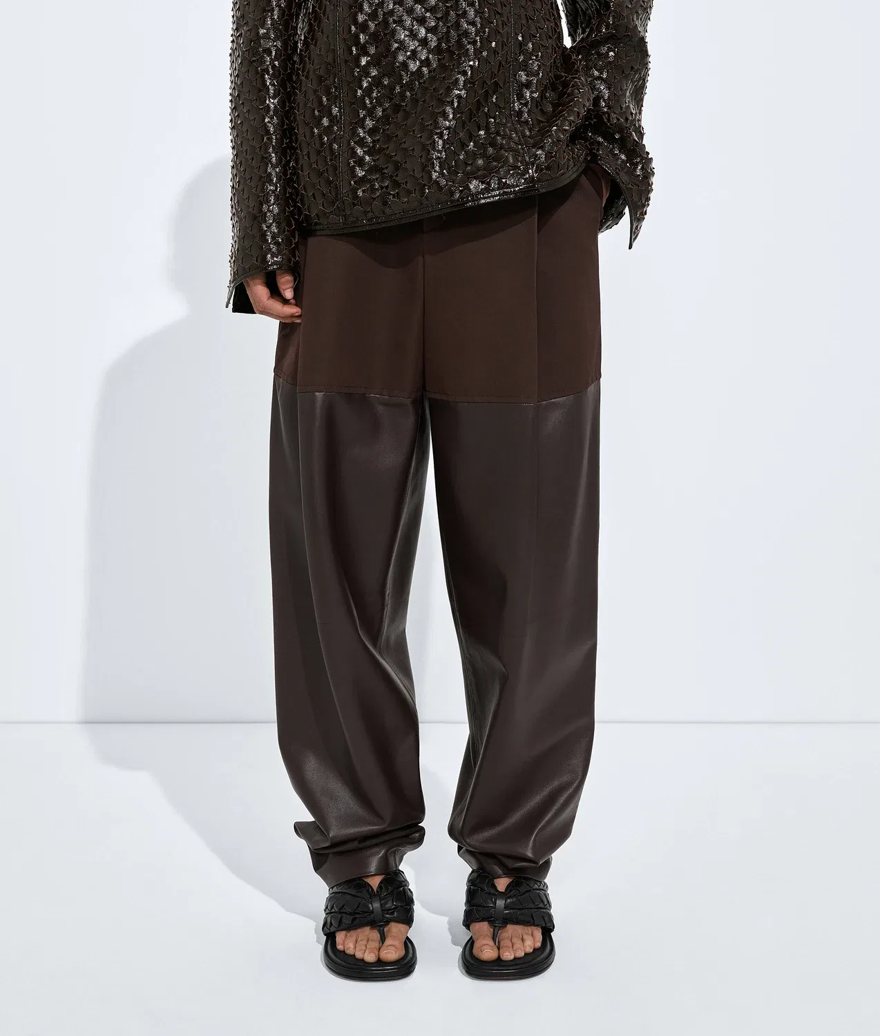 Брюки из хлопка и кожи BOTTEGA VENETA, коричневый — фото 2