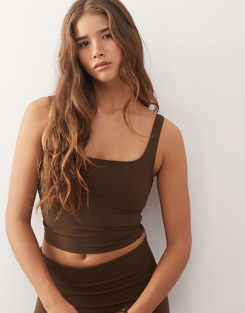 

Комбинируемый спортивный двухслойный бесшовный топ с квадратным вырезом темно-коричневого цвета Weekday