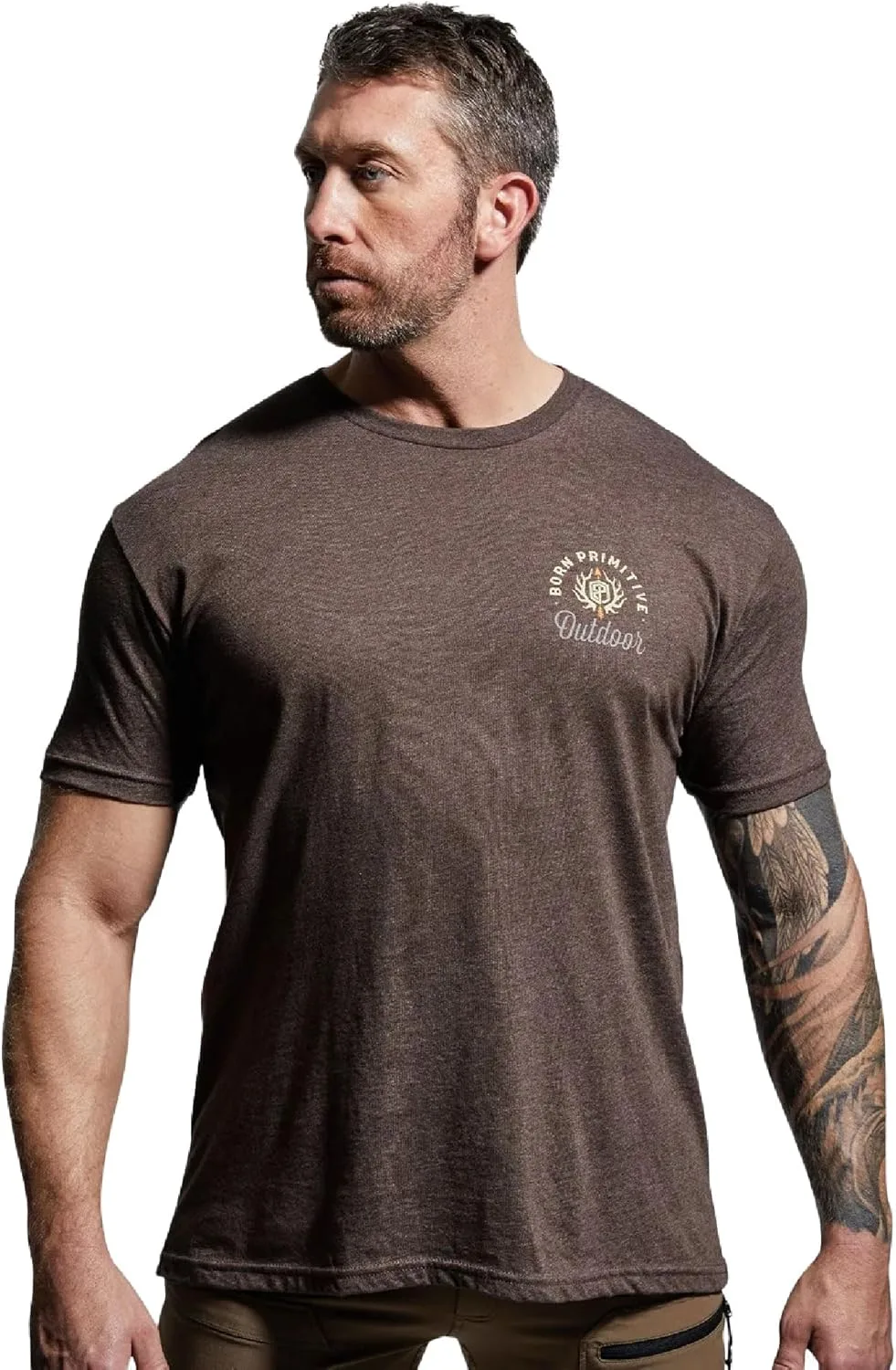 

Born Primitive Unisex Outdoor Mule Deer Badge Tee — легкая футболка с коротким рукавом из хлопка и полиэстера