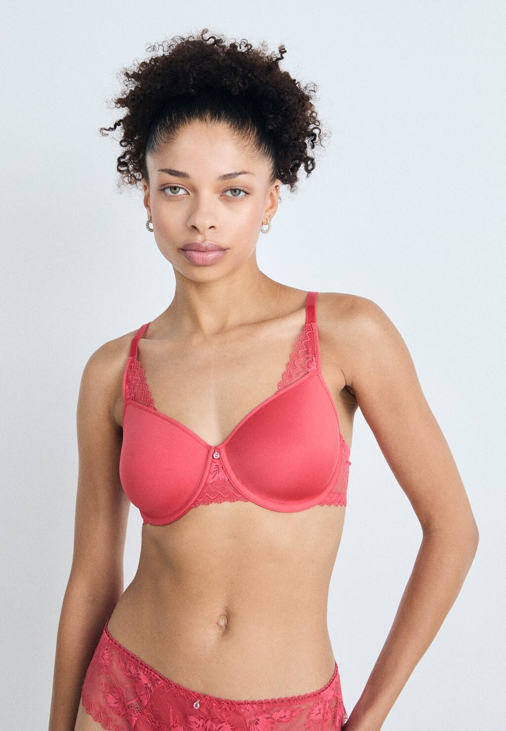

Бюстгальтер на косточках LASCANA MINIMIZER LASCANA, красный