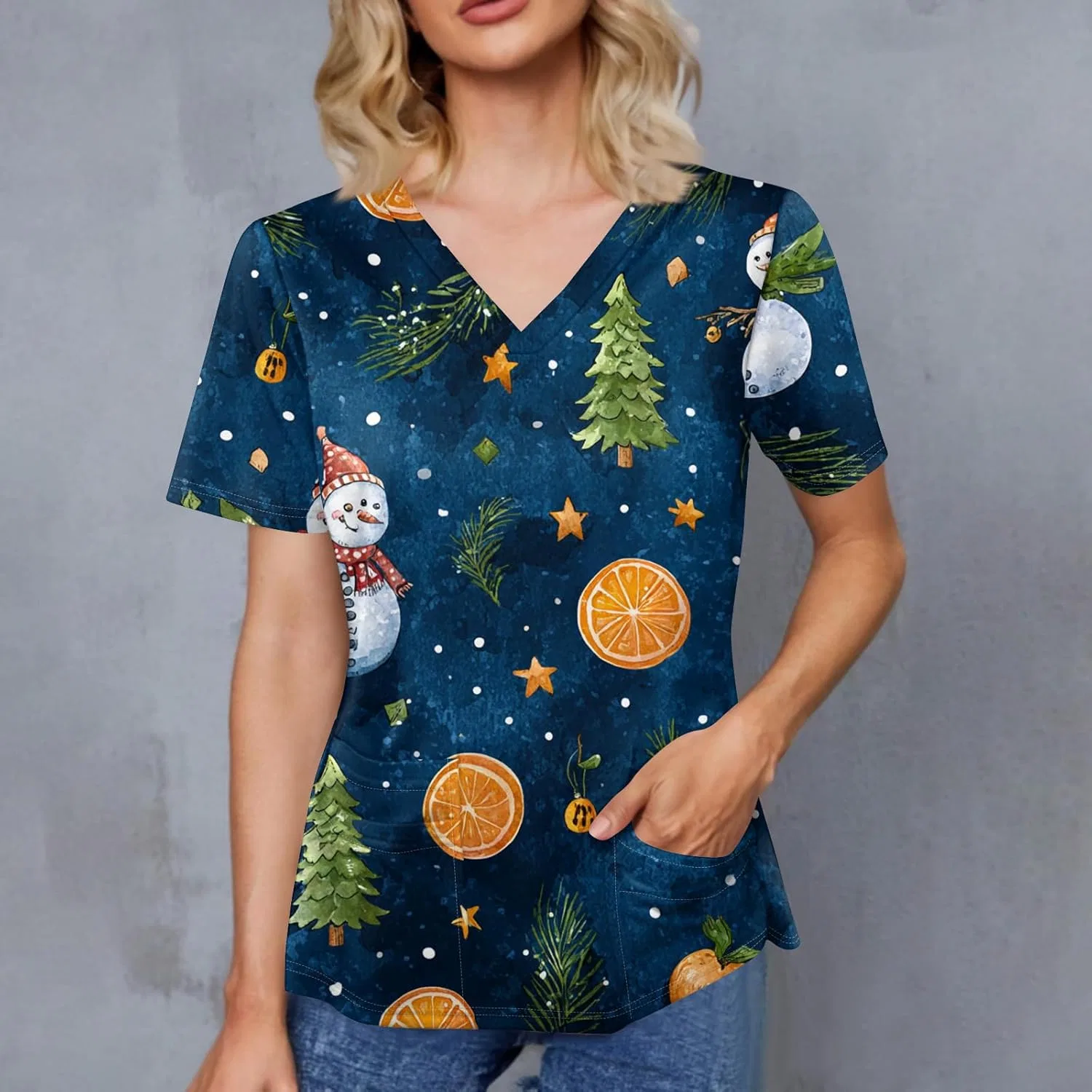 Медицинский топ с V-образным вырезом, коротким рукавом, Christmas принт, 4-dark Blue — фото 3