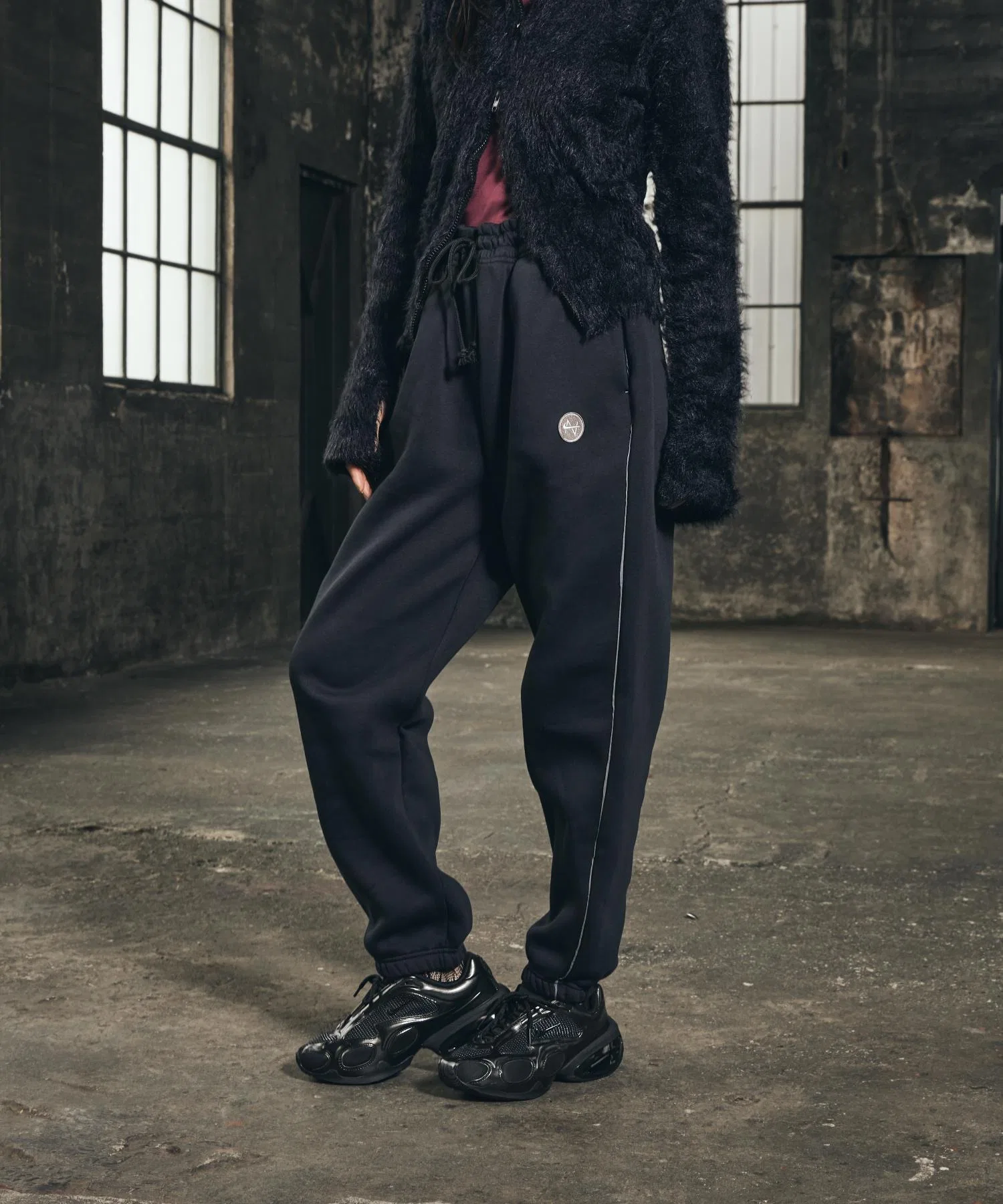 Женские брюки Nike Sportswear Phoenix Fleece Oversized с высокой талией и графическим принтом IF0255-010, черные. — фото 3