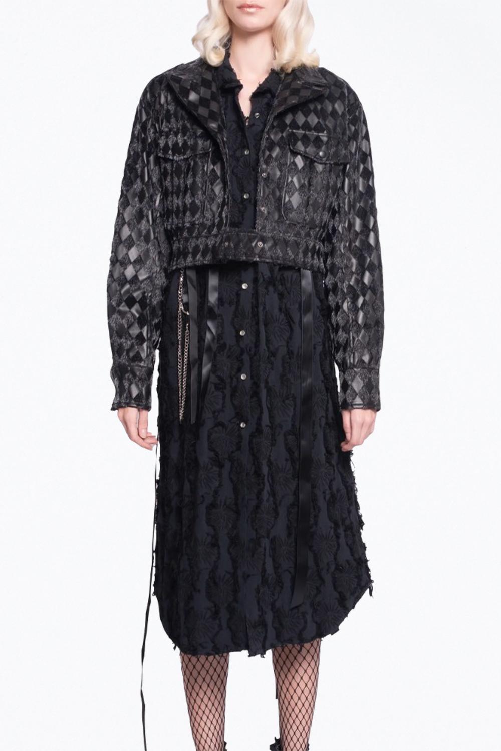 

Черная укороченная куртка Checkmate из текстурированной веганской кожи VIDEMUS OMNIA