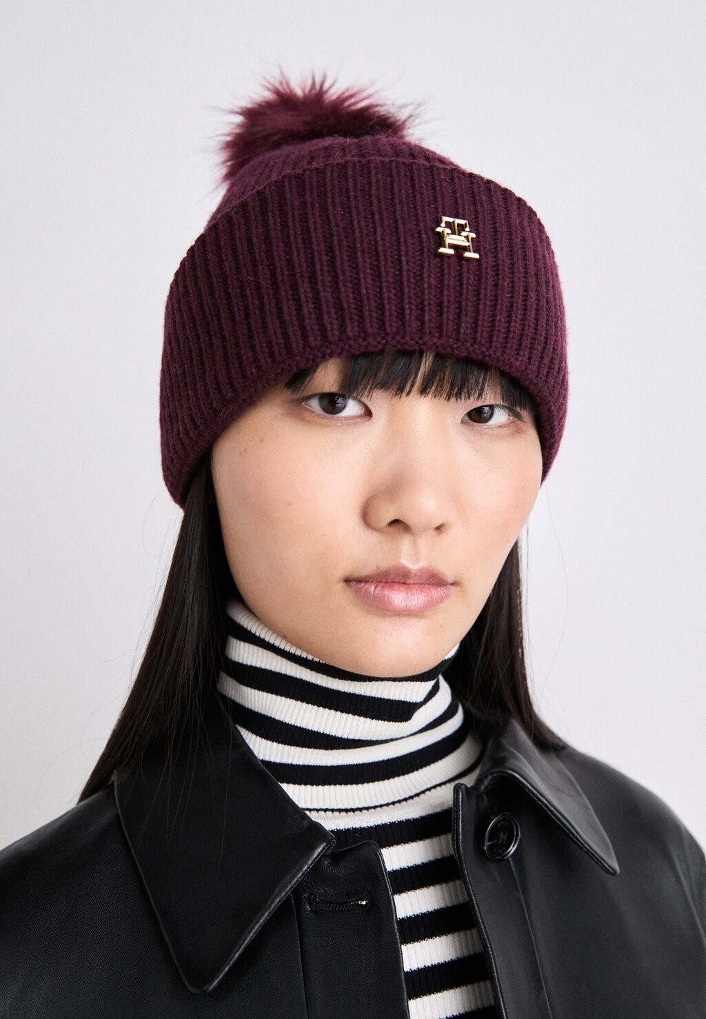 

Шапка ELEVATED CHIC BEANIE POMPOM Tommy Hilfiger, бордовый