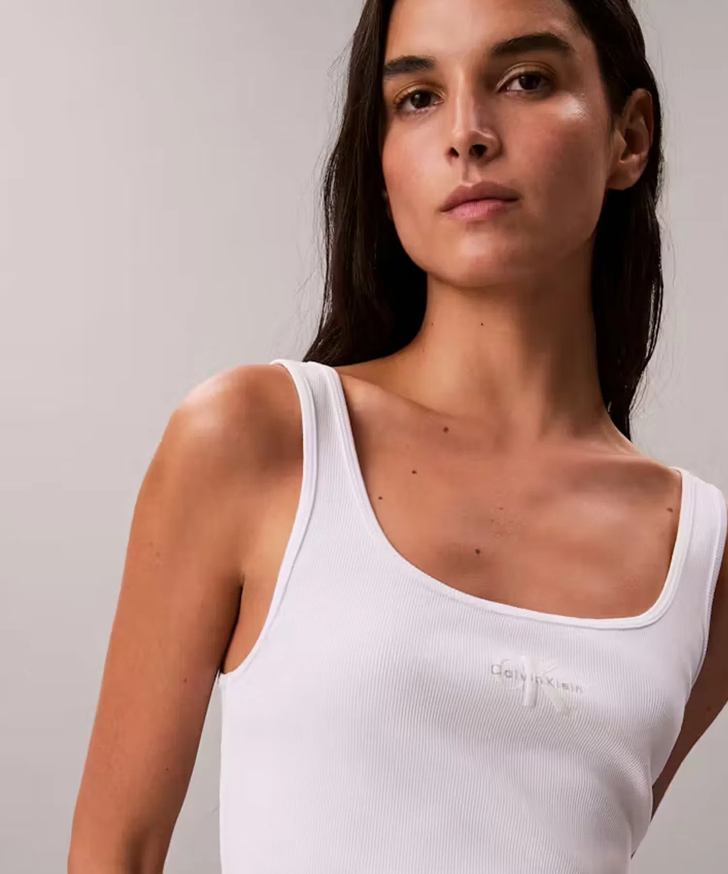 Calvin Klein MONOGRAM SCOOP NK RIB TANK Топ в рубчик, вырез-лодочка, квадратный вырез, коллекция Весна/Лето 2026