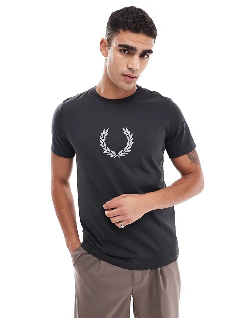 

Футболка серого цвета с флокированным лавровым венком Fred Perry