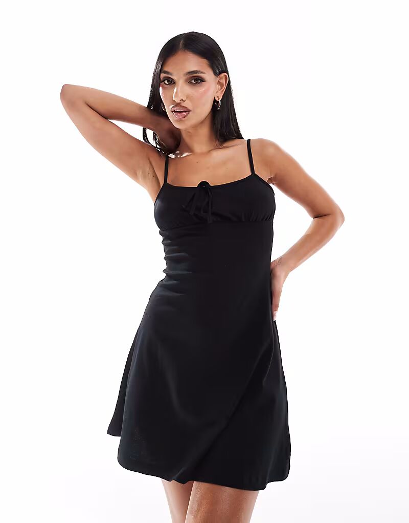 

Мини-платье ASOS DESIGN на бретелях с присборенным бюстом и расклешенным подолом черного цвета