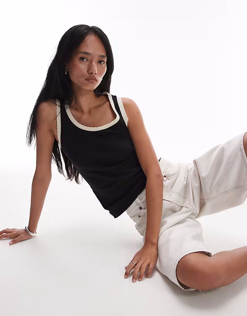 

Майка с контрастной оборкой по краю, черный Topshop