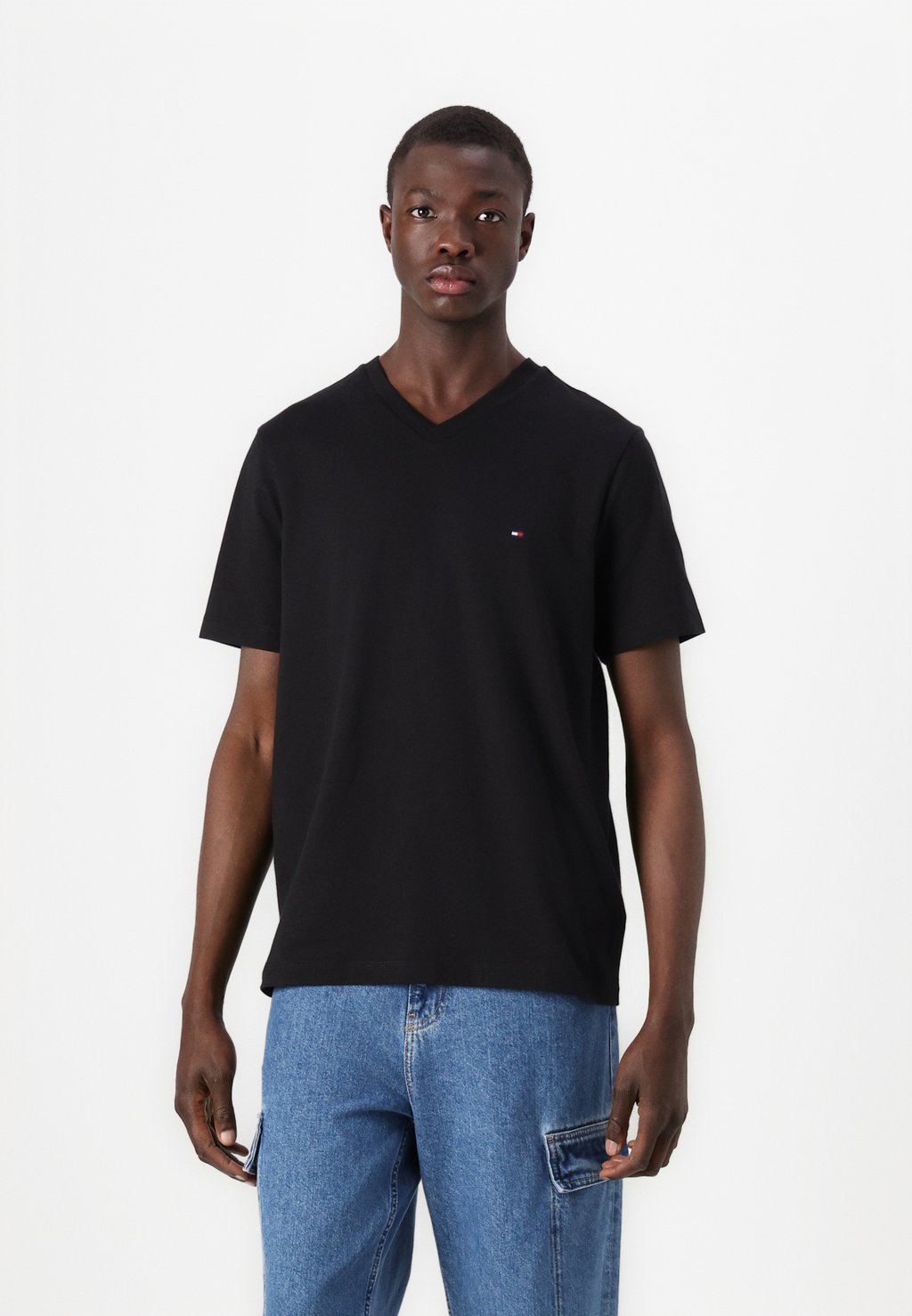 

Базовая футболка ESSENTIAL V NECK Tommy Hilfiger, черный