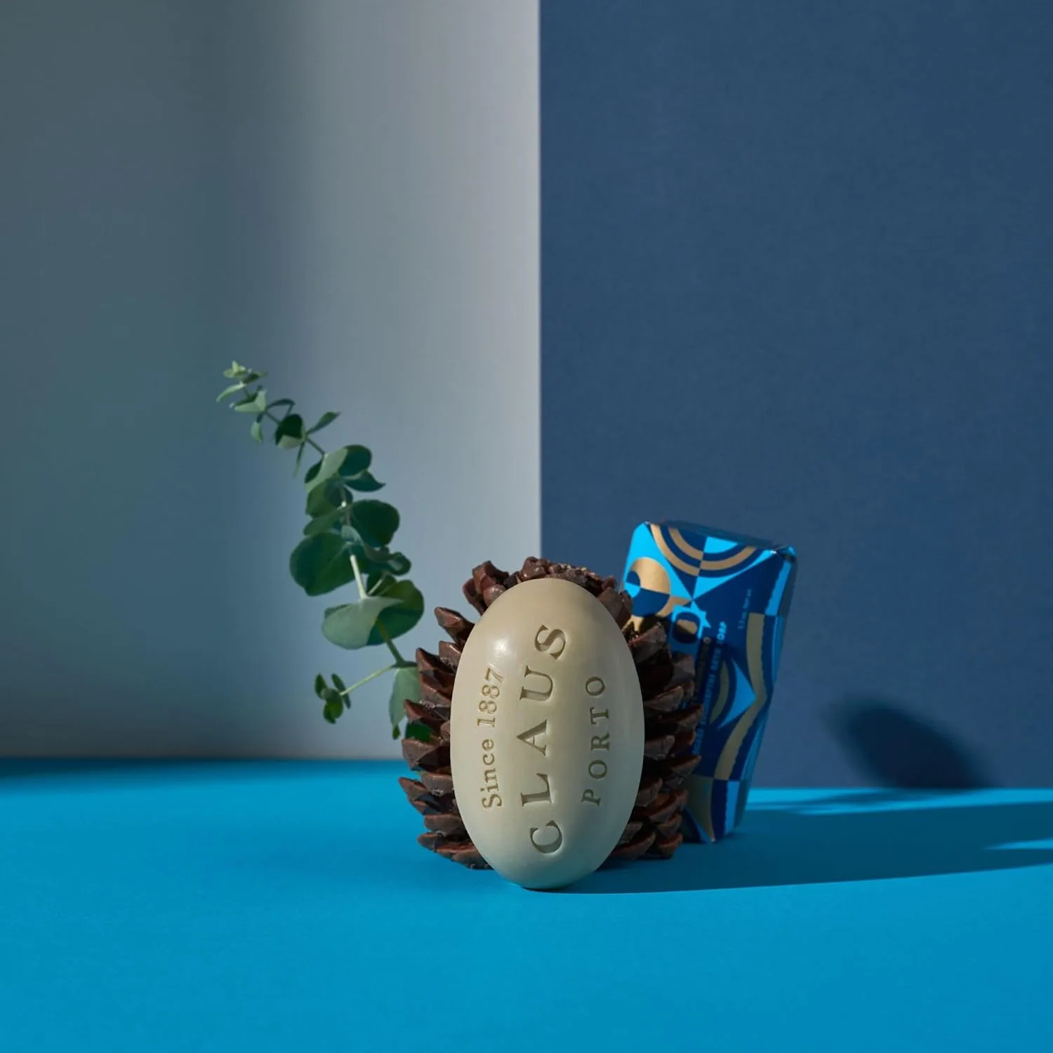 Claus Porto - Deco Encens Eucaluptus Body Soap для мужчин и женщин | Освежающее, очищающее, питательное | Ручная работа, ароматное, свежее (150 г | 5,3 унции) 149.97 г (1 шт.), Blue — фото 2