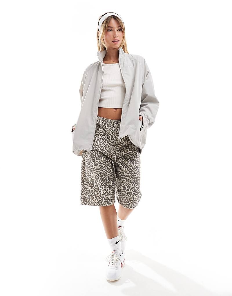 

Серая куртка с отталкивающей молнией Nike NSW Collection