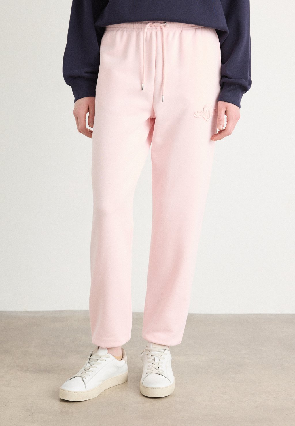 

Спортивные штаны TONAL SHIELD GANT, светло-розовый