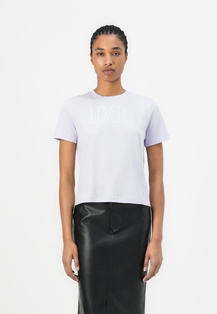 

Футболка Calvin Klein CREW BABY TEE MARC HUNDLEY, Lilac Flower/Lilac, Фиолетовый, Футболка Calvin Klein CREW BABY TEE MARC HUNDLEY, Lilac Flower/Lilac
