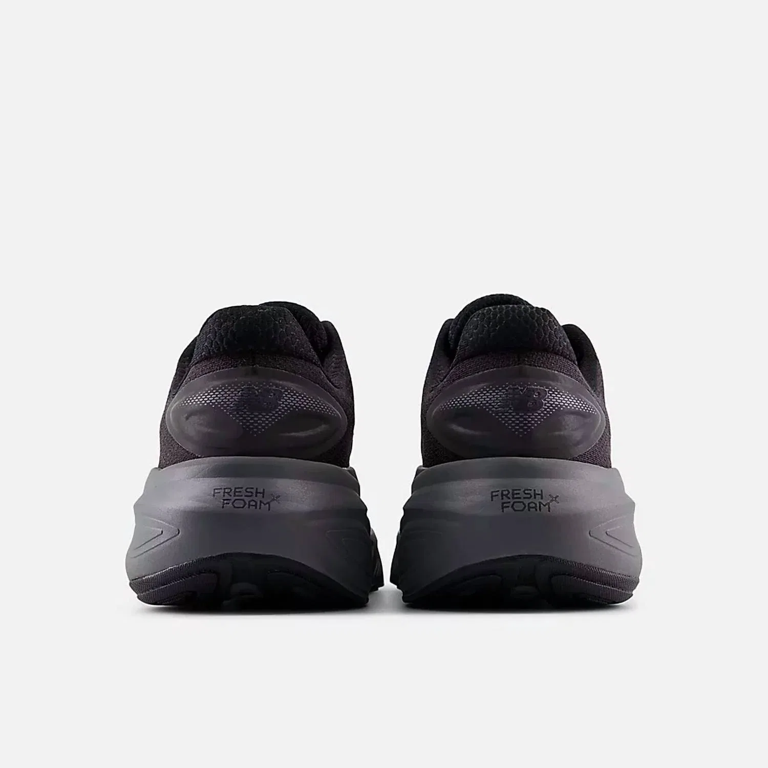New Balance Мужские беговые кроссовки Fresh Foam X More V6 в черно-сером цвете — фото 4