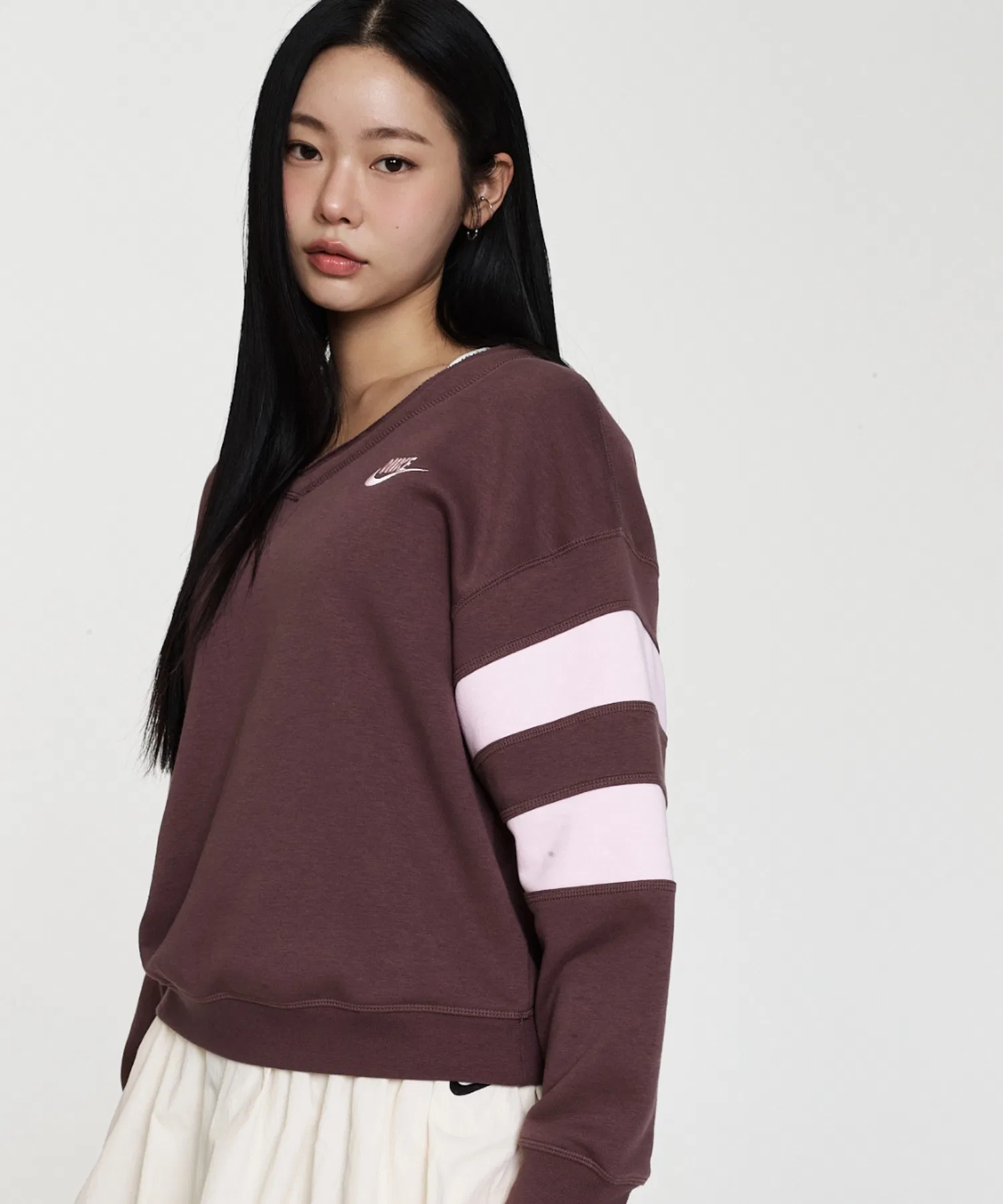Женская флисовая толстовка Nike Sportswear Club с V-образным вырезом, модель IQ0085-503, с рисунком татуировки. — фото 2