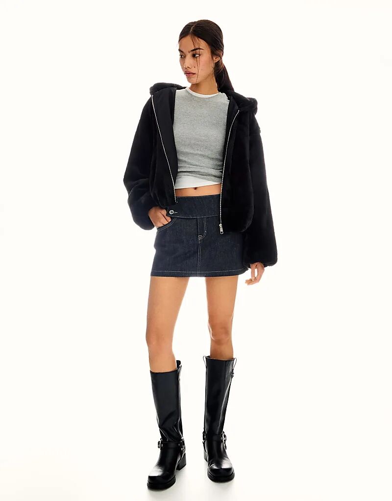 

Куртка Bershka с капюшоном из искусственного меха черного цвета