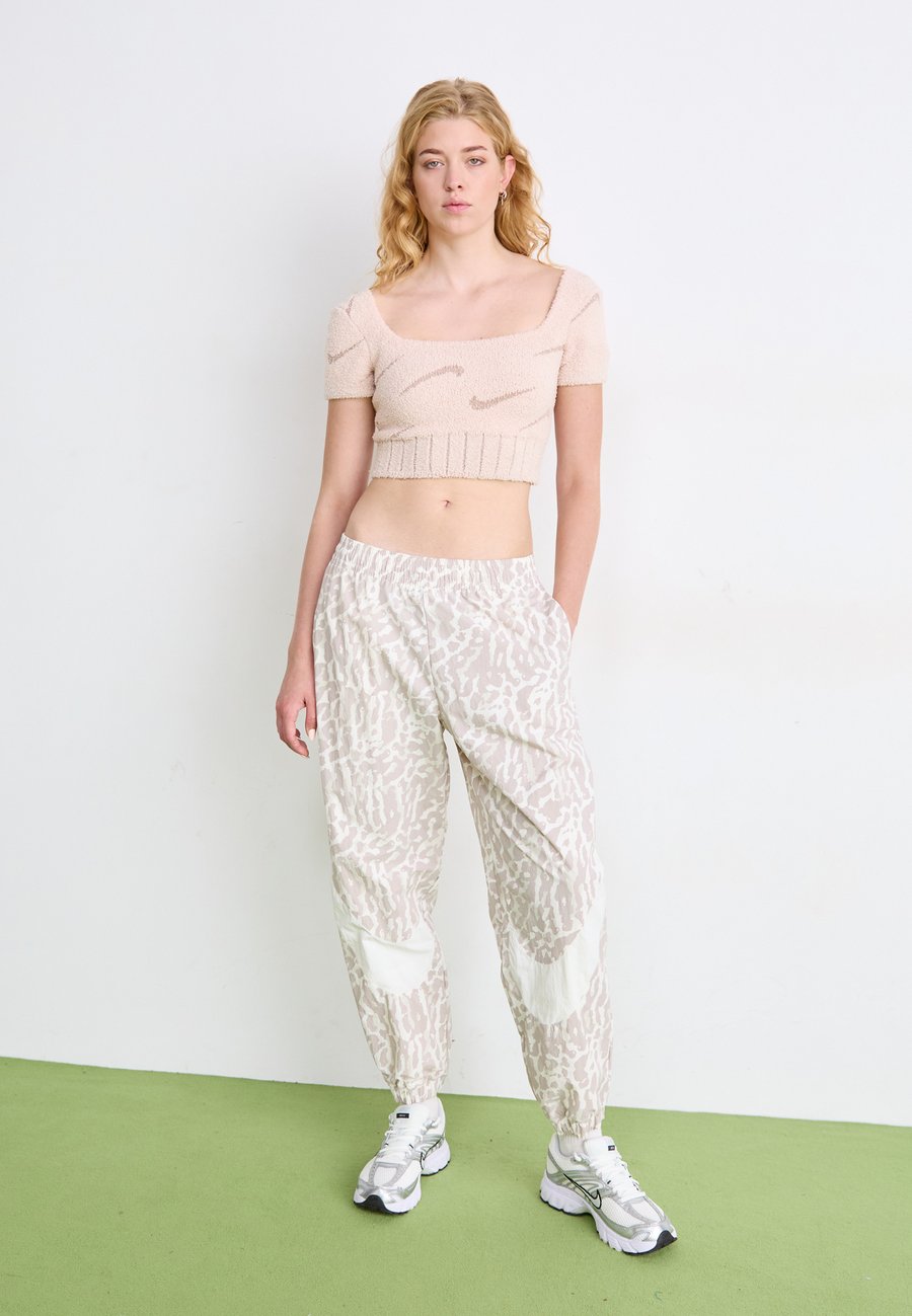 Футболка Nike Sportswear CROP, Silt Red/Malt/Red — фото 2