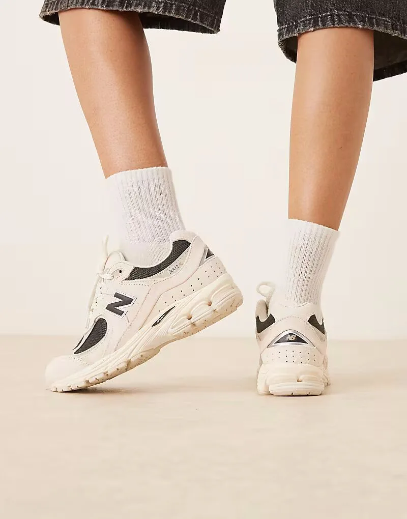 Кроссовки New Balance 2002 бежевого и черного цвета — фото 3