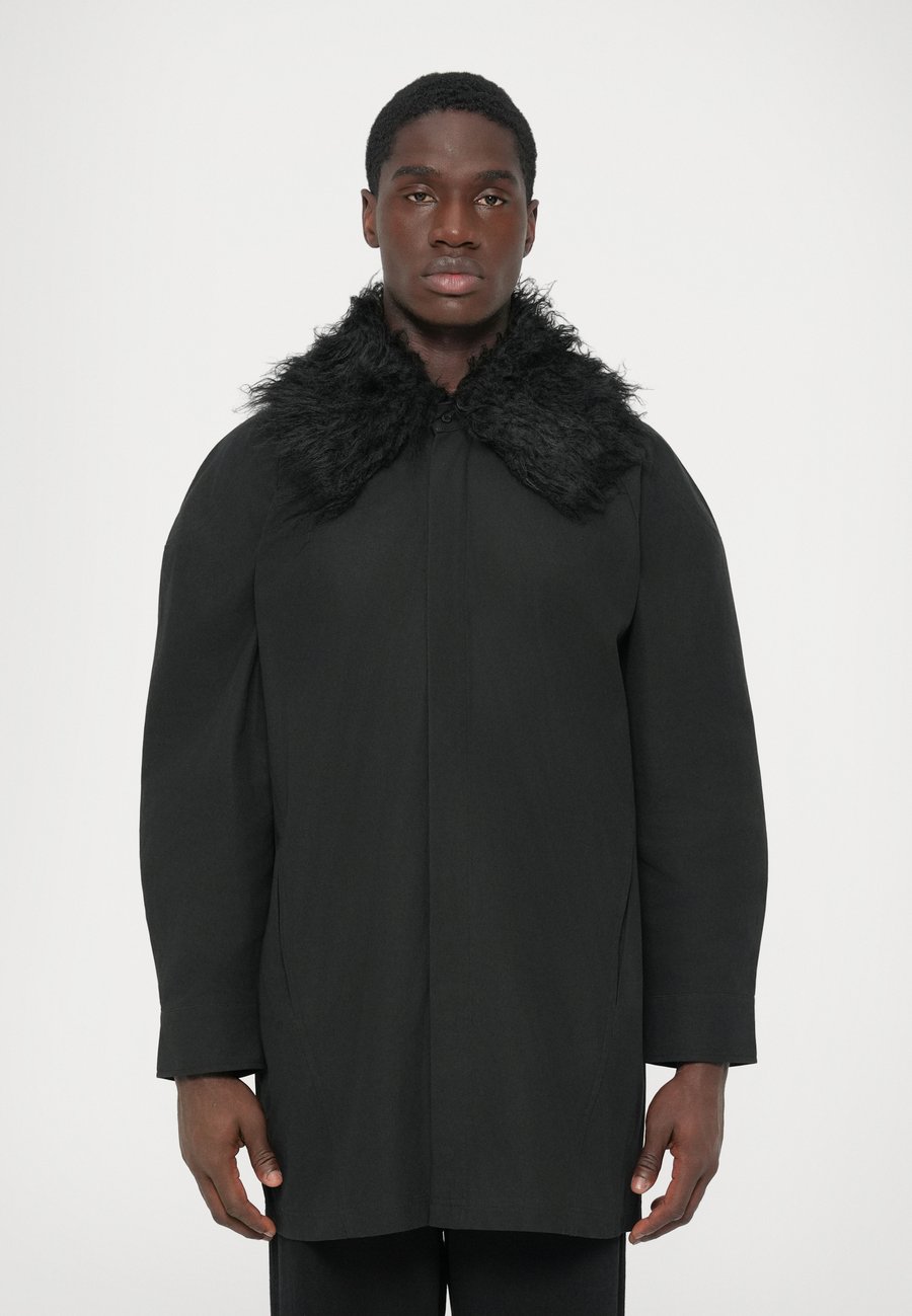 

Пальто Han Kjøbenhavn COLLARED SHIRT, Black