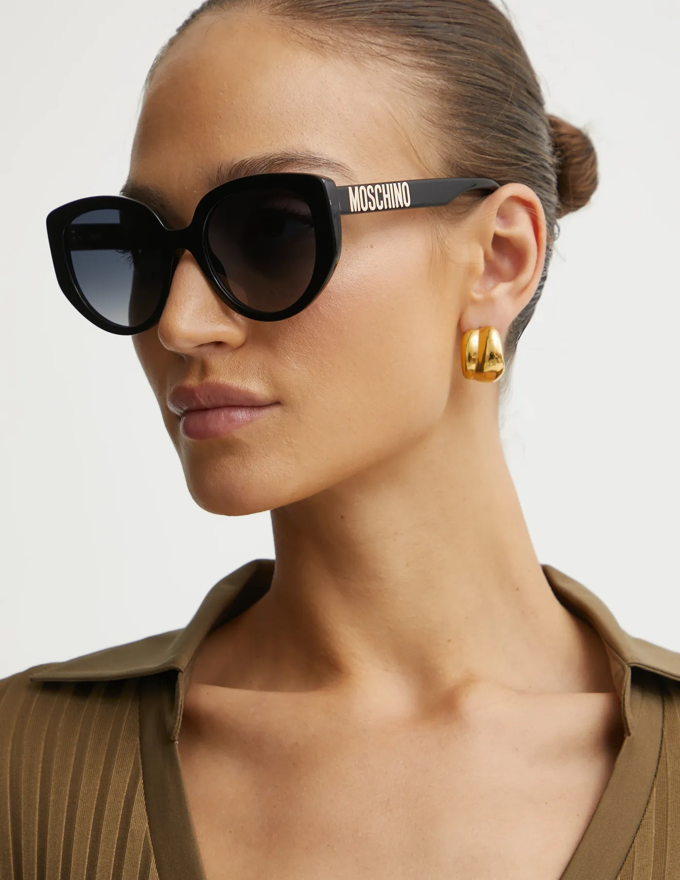 

Солнцезащитные очки Moschino, черный